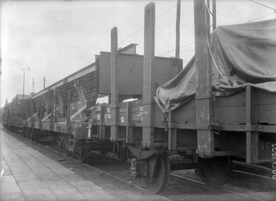 807313 Afbeelding van het vervoer van een stalen brugdeel van de machinefabriek Gebr. Stork te Hengelo met een platte ...
